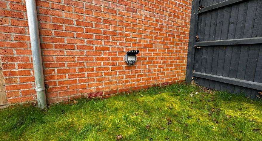 Outdoor socket, Grimsby