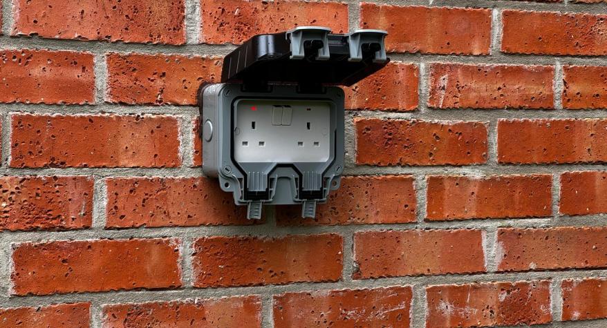 Outdoor socket, Grimsby